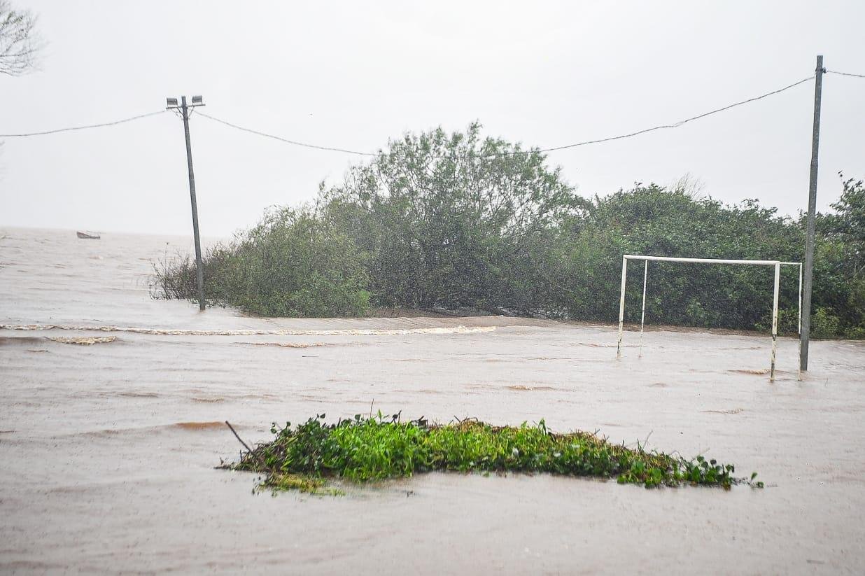 No Extremo Sul de Porto Alegre, o avan&ccedil;o das &aacute;guas do Gua&iacute;ba inundou um campo de futebol e diversas &aacute;reas
