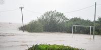 No Extremo Sul de Porto Alegre, o avanço das águas do Guaíba inundou um campo de futebol e diversas áreas