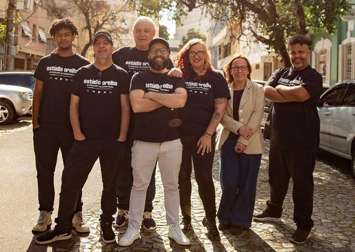A equipe do Est&uacute;dio Orelha, sob a dire&ccedil;&atilde;o geral e apresenta&ccedil;&atilde;o de Rafael de Moura (C)