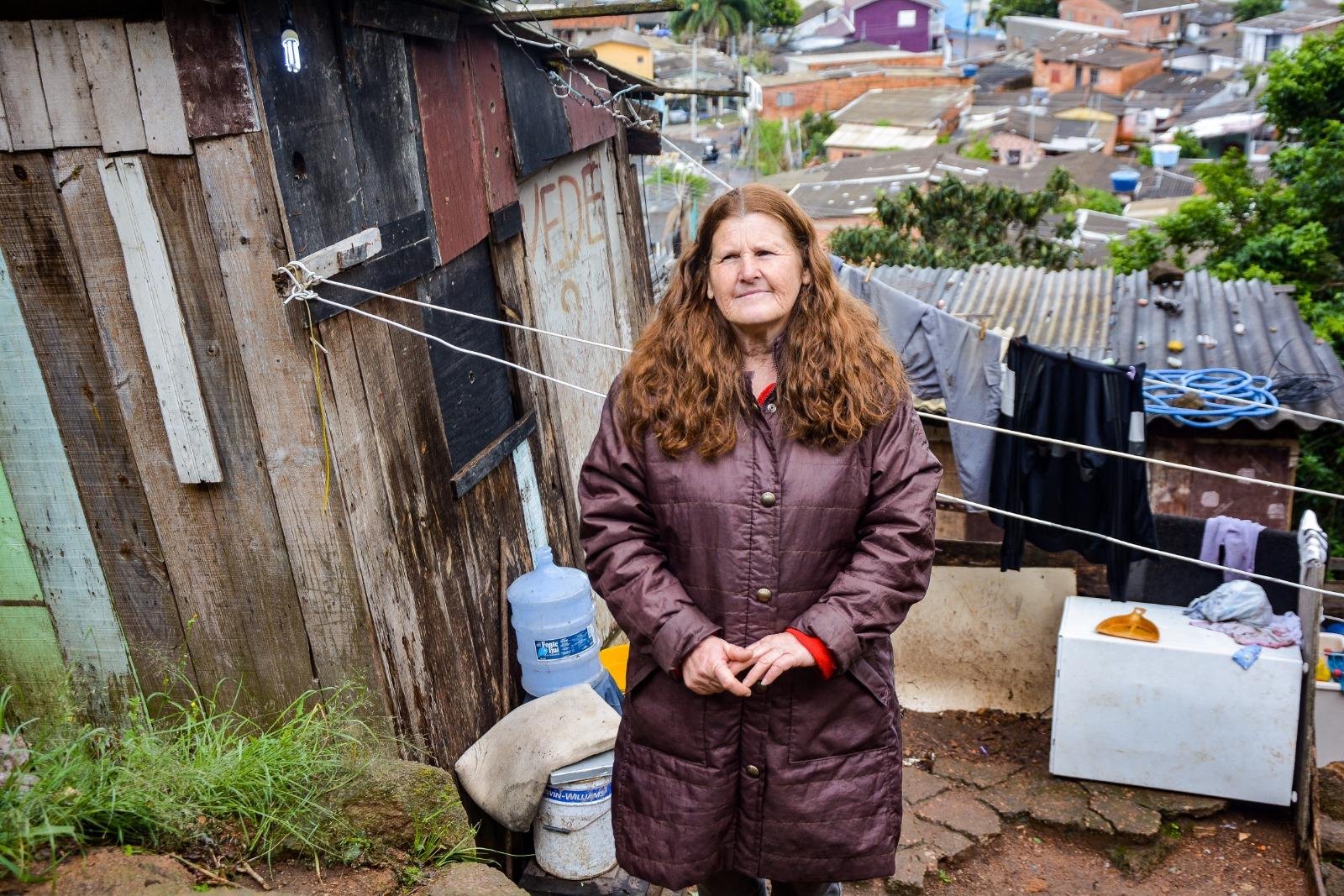 Ieda enfatizou que comprou a casa com suas economias. Por mais que goste do local, ela reconhece o perigo iminente na &aacute;rea, com apenas uma &uacute;nica rota de entrada e sa&iacute;da e casas que parecem &agrave; beira do colapso