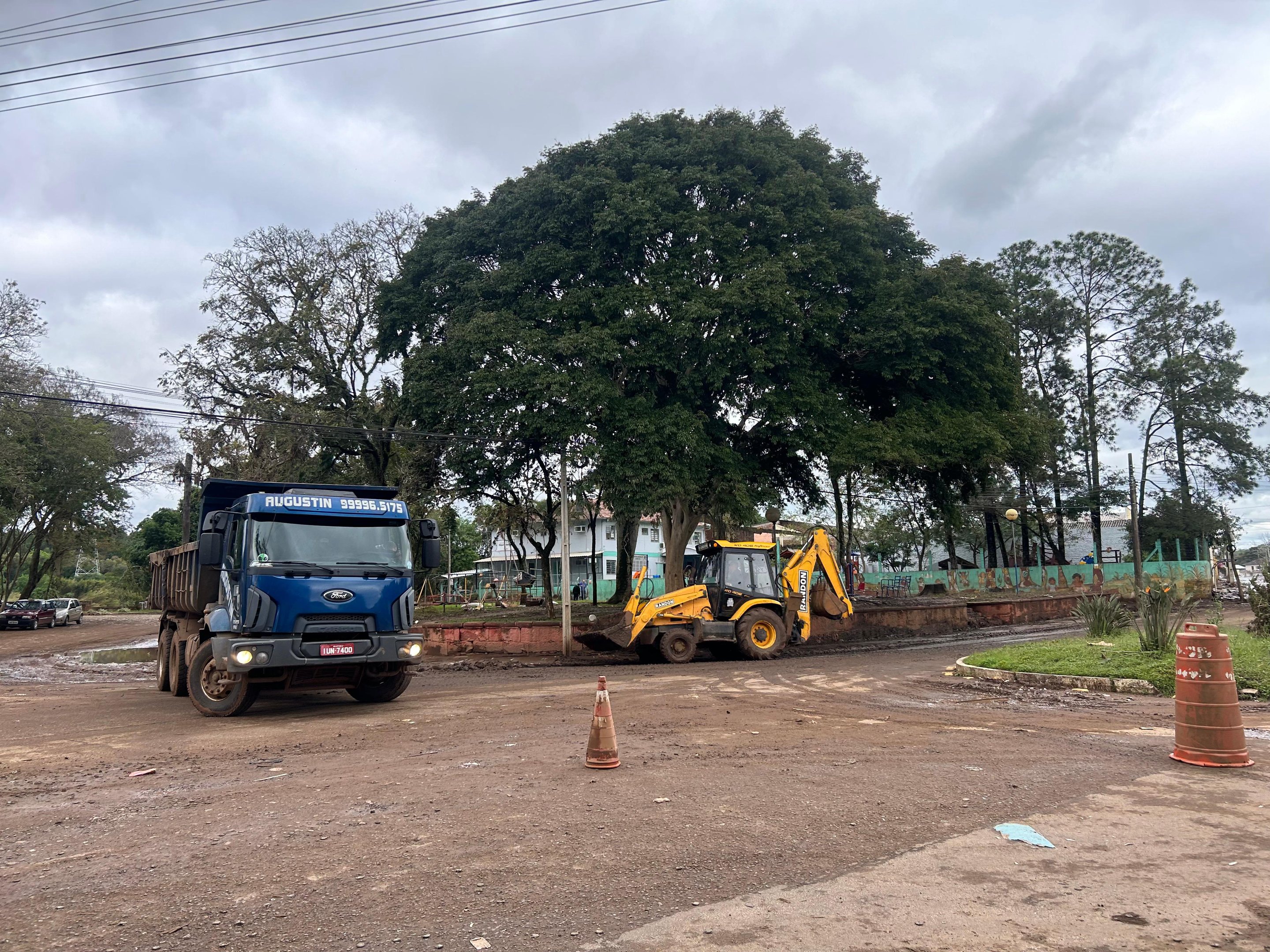 Em Lajeado, o dia nublado serviu para as equipes da prefeitura limpar a cidade, ap&oacute;s a enchente do rio Taquari