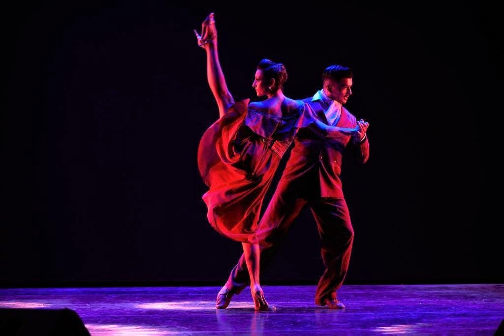 No palco, dan&ccedil;arinos e m&uacute;sicos dramatizam a vida cotidiana de Buenos Aires