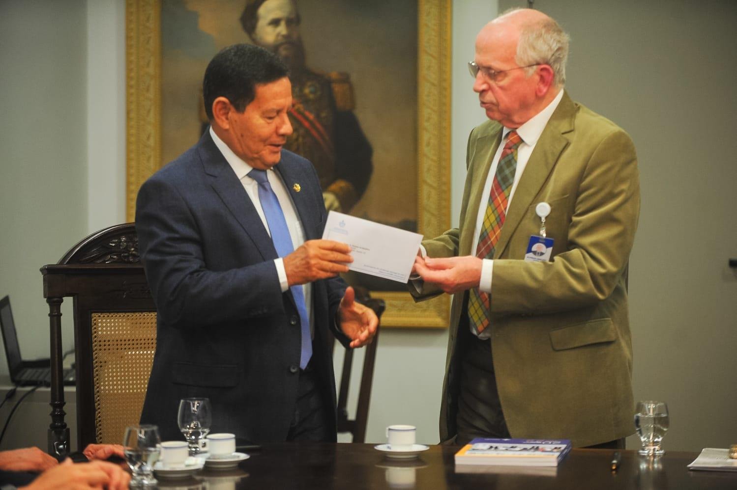 O Senador Hamilon Mour&atilde;o (E) recebeu do  provedor da Santa Casa de Miseric&oacute;rdia de Porto Alegre,  Alfredo Englert, a solicita&ccedil;&atilde;o de verbas federais para a institui&ccedil;&atilde;o