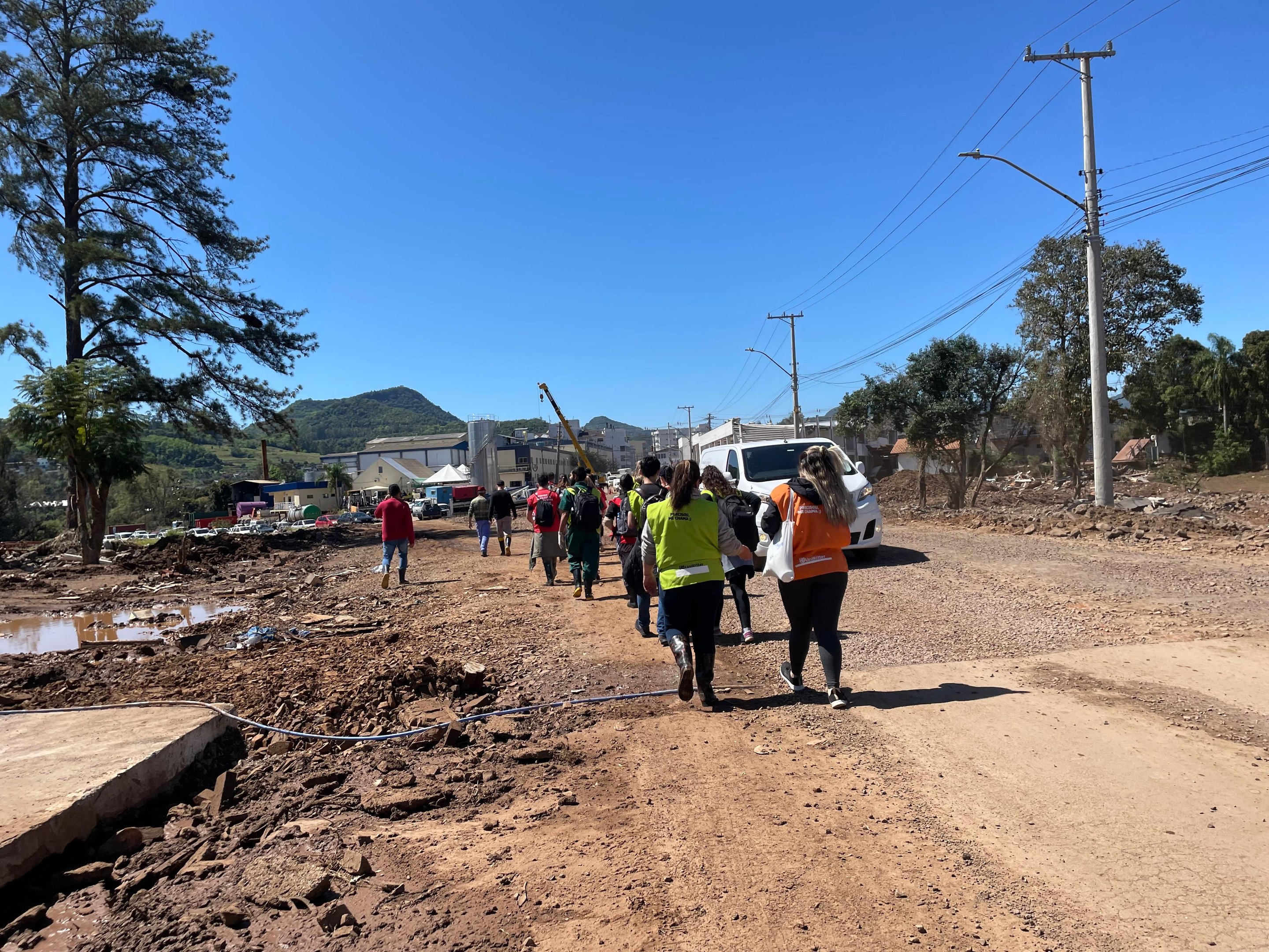 Parceria entre o Centro Universit&aacute;rio e empresas de transporte levou mais de oitenta volunt&aacute;rios para realizar atendimentos &agrave; comunidade de Roca Sales