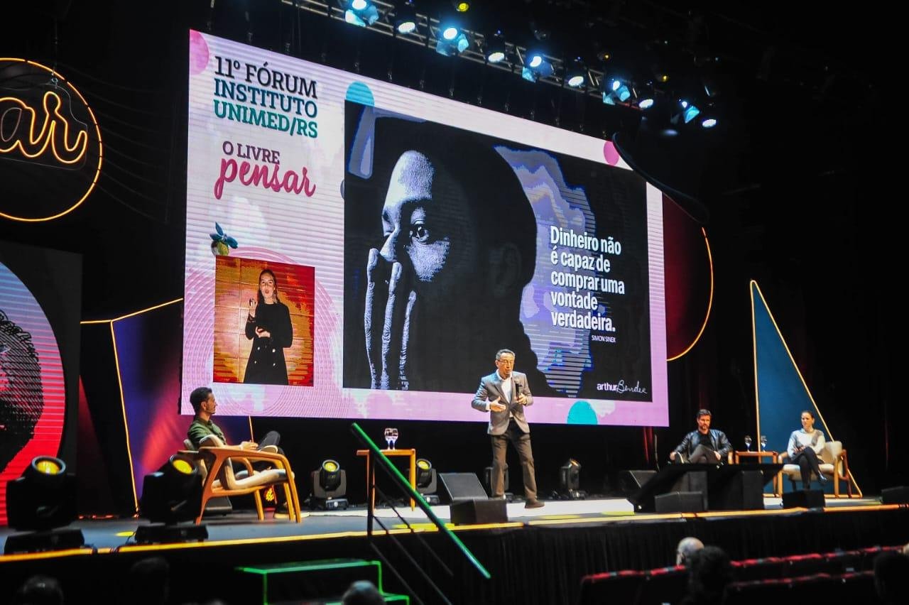 Arthur Bender abriu o painel "Sustentabilidade, Inova&ccedil;&atilde;o e Livre Pensar" no 11&ordm; F&oacute;rum Instituto Unimed/RS