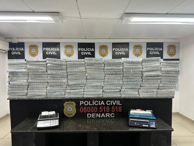 Ao todo, foram apreendidos 135 tijolos de maconha, pesando cerca de 99 quilos da droga