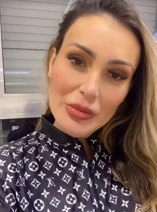 Andressa Urach agradeceu ao ex-marido e &agrave; equipe do hospital por rede social