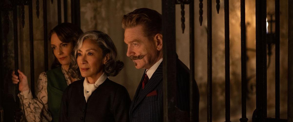 Hercule Poirot (Kenneth Branagh) tenta desmascarar a m&eacute;dium interpretada pela oscarizada Michele Yeoh