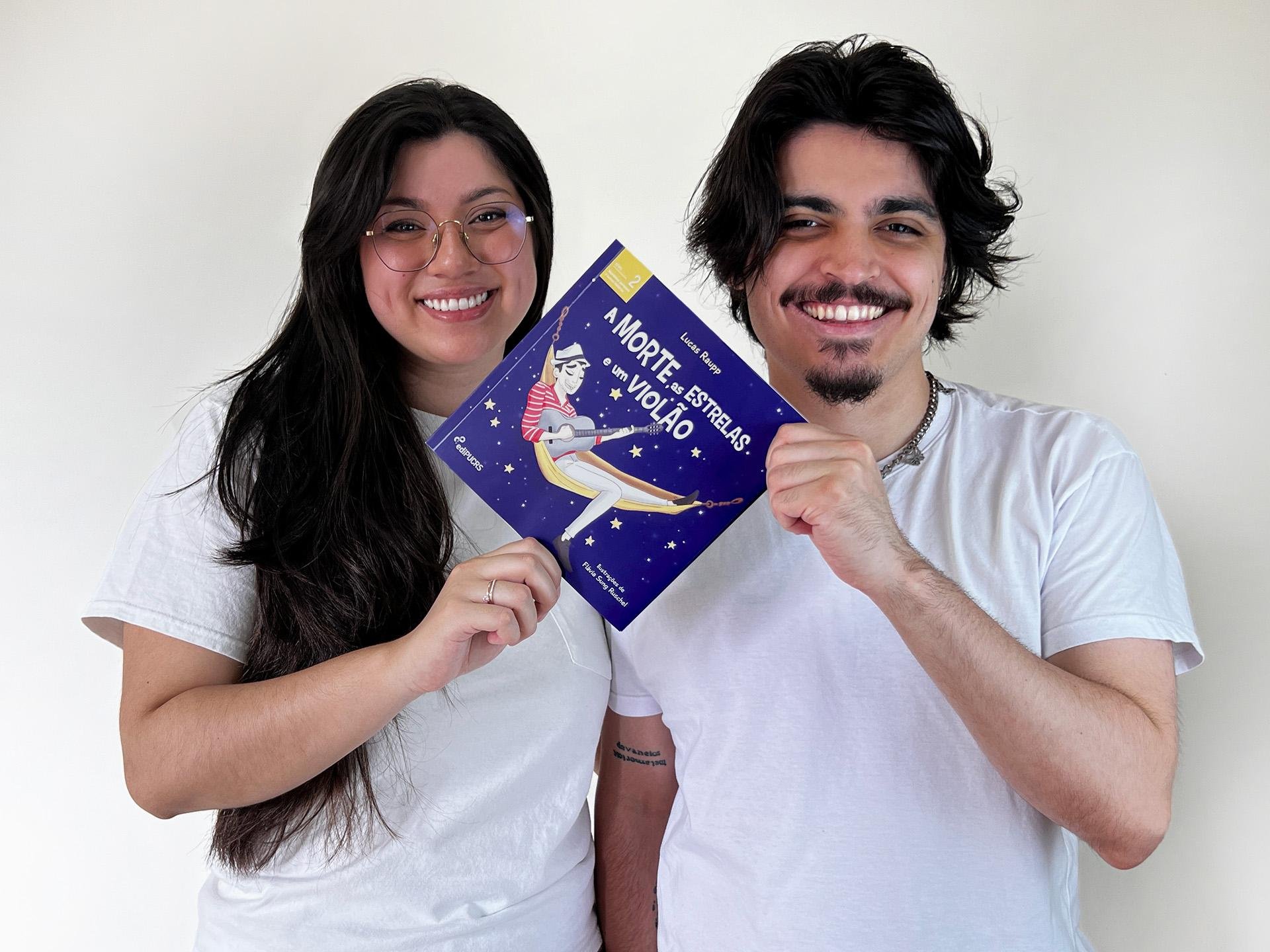 Ilustradora Fl&aacute;via Sung Ruschel e o autor Lucas Raupp, com a segunda obra da s&eacute;rie liter&aacute;ria "Narrativas Sens&iacute;veis e Outras Hist&oacute;rias"