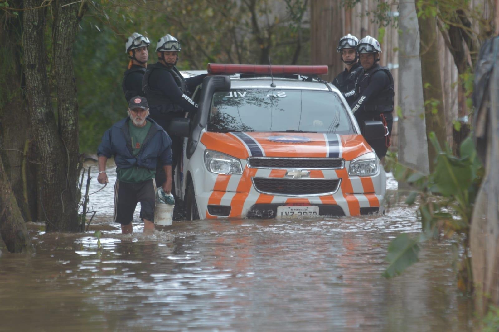 Caminhonete do &oacute;rg&atilde;o foi utilizado para resgate de sete pessoas na Ilha Grande dos Marinheiros