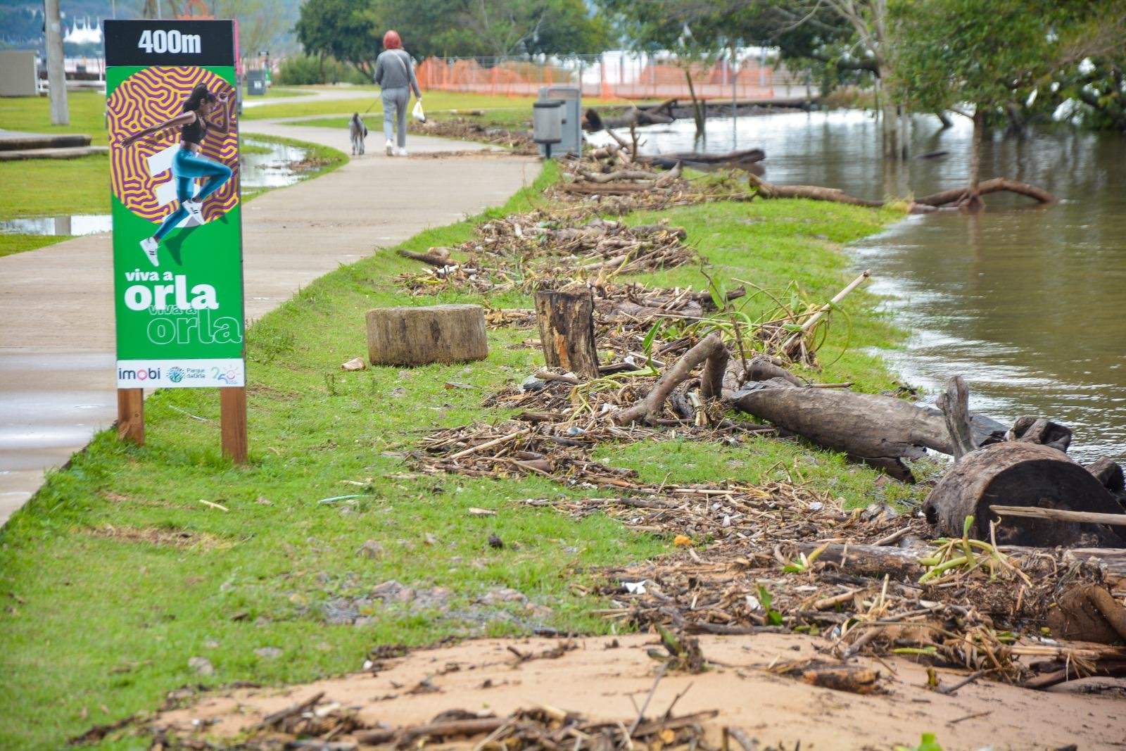 Ac&uacute;mulo de galhos e demais materiais continua chamando a aten&ccedil;&atilde;o na orla