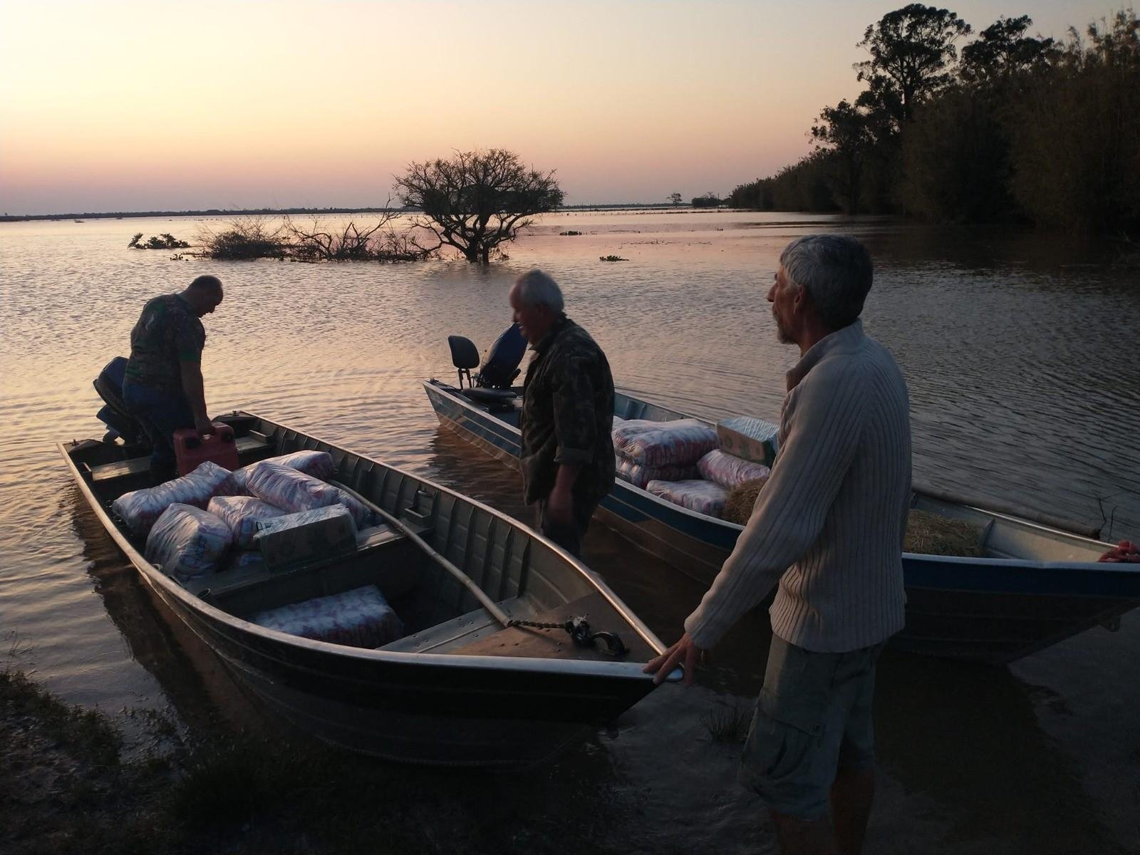 Em Camaqu&atilde;, donativos s&atilde;o levados de barco