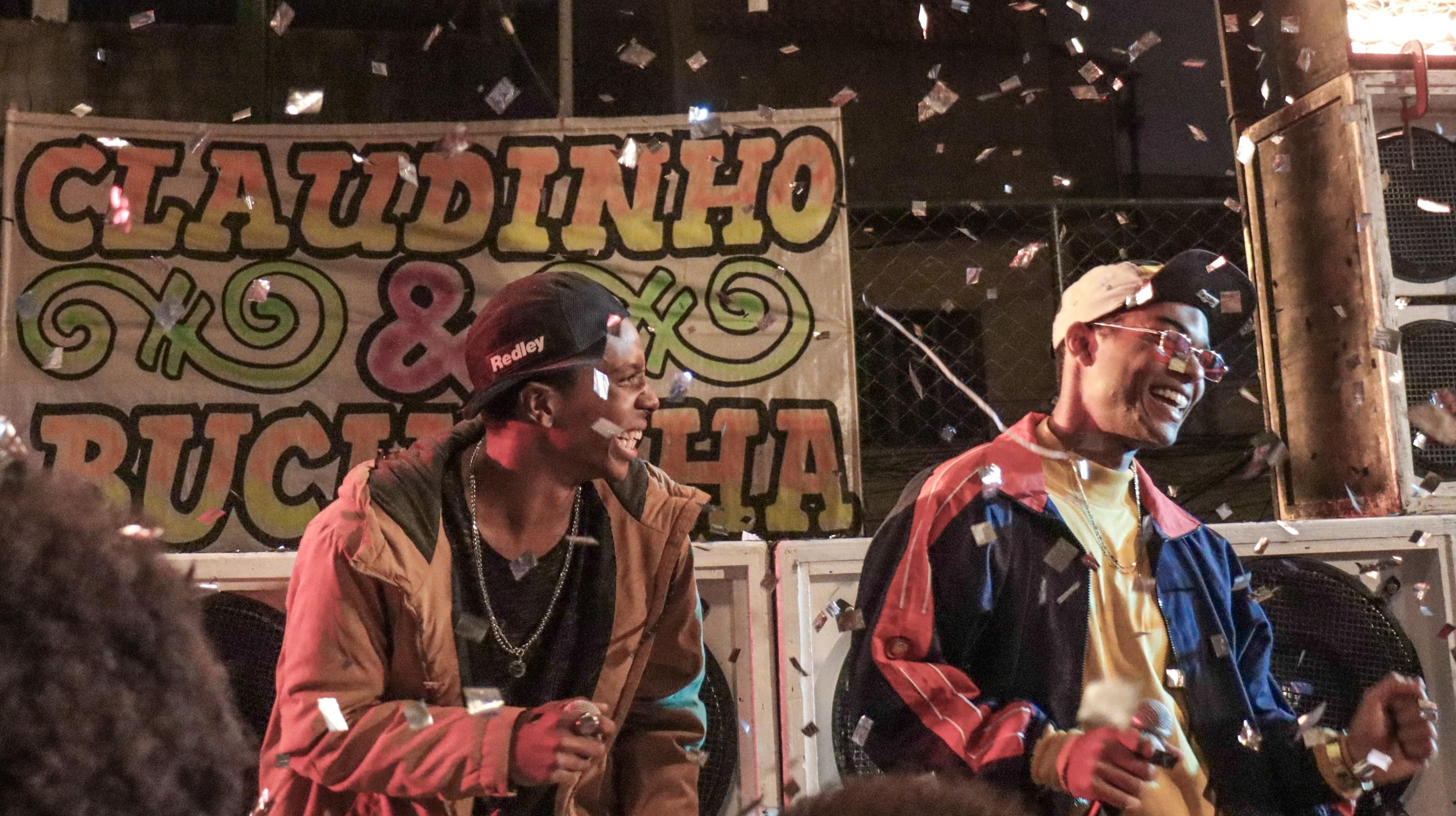 Os atores Lucas Penteado e Juan Paiva d&atilde;o vida a Claudinho e Buchecha no filme &lsquo;Nosso Sonho&rsquo;