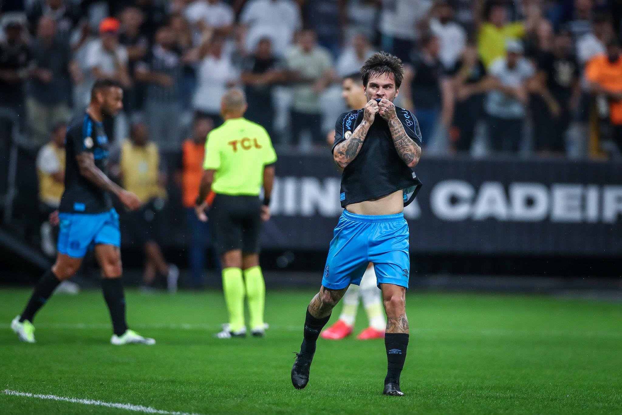 Nathan marcou o primeiro gol do Gr&ecirc;mio no empate por 4 a 4, em S&atilde;o Paulo