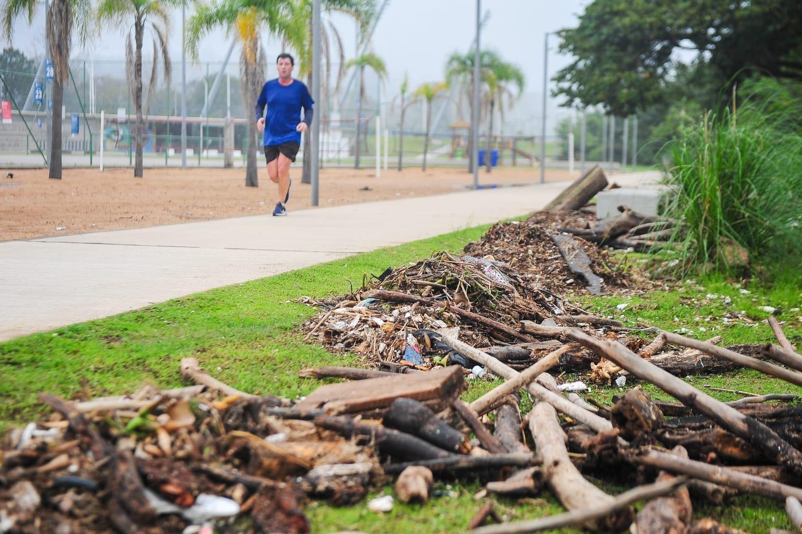 Lixo no trecho 2 da orla, junto &agrave;s quadras esportivas, nesta quarta-feira