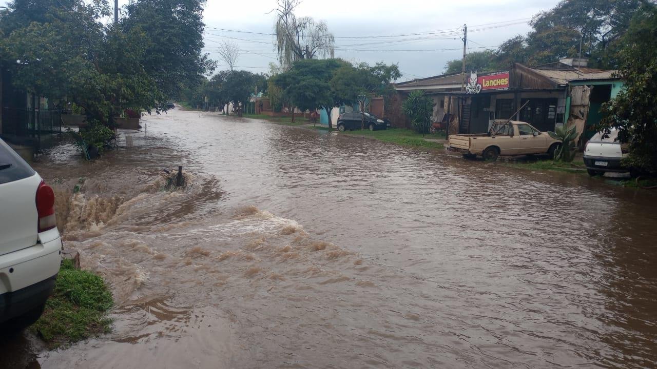 Ruas de Uruguaiana est&atilde;o alagadas depois da chuva de cinco horas e volume intenso