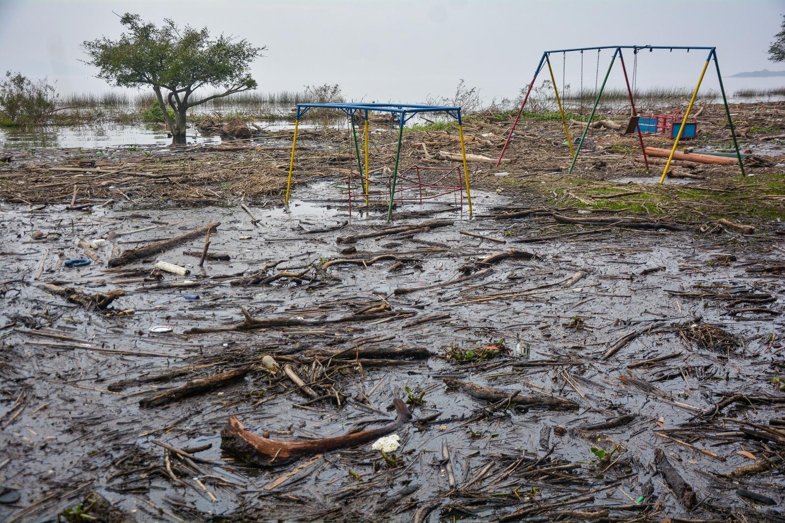 Praia da Florida, em Gua&iacute;ba, lembra um cen&aacute;rio de guerra nesta quinta