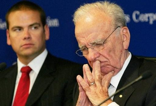 Lachlan (ao fundo) e Rupert Murdoch (&agrave; direita)