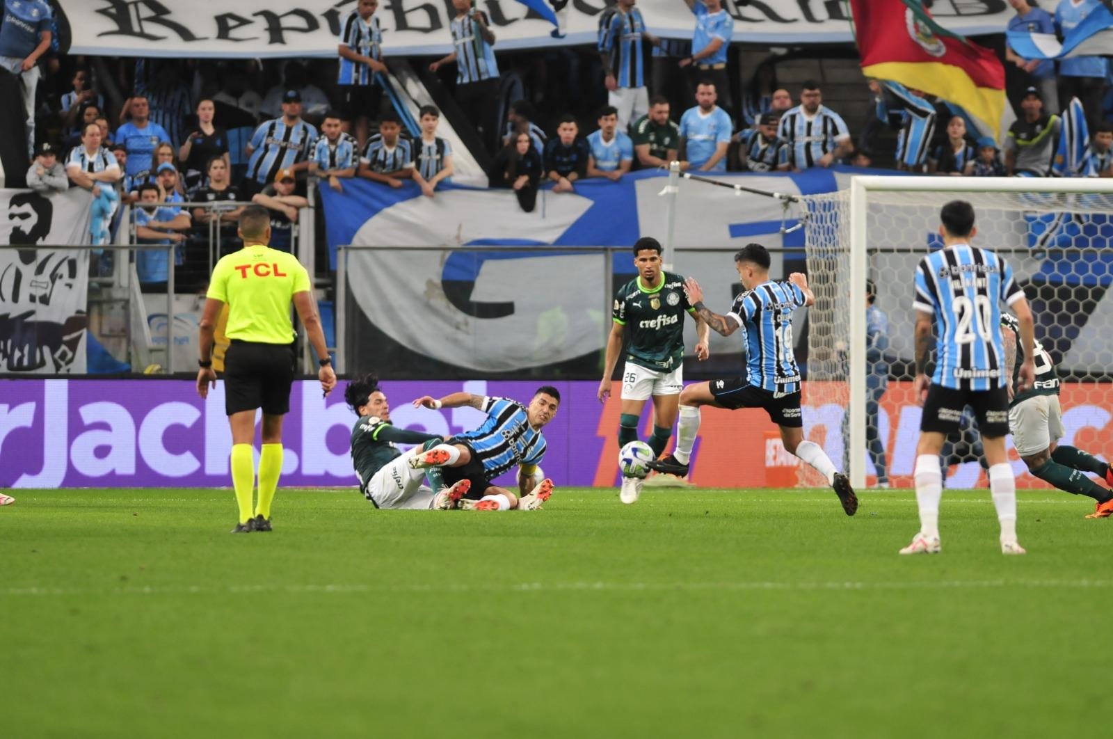 Tricolor lutou demais pelos tr&ecirc;s pontos