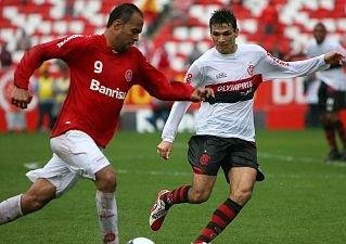 O atacante Alecsandro (E) pode ser um dos atletas preservados pelo Colorado