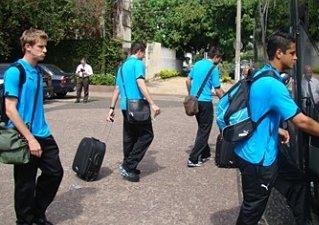 O zagueiro L&eacute;o (D) ser&aacute; o titular na zaga, no lugar de Rafael Marques