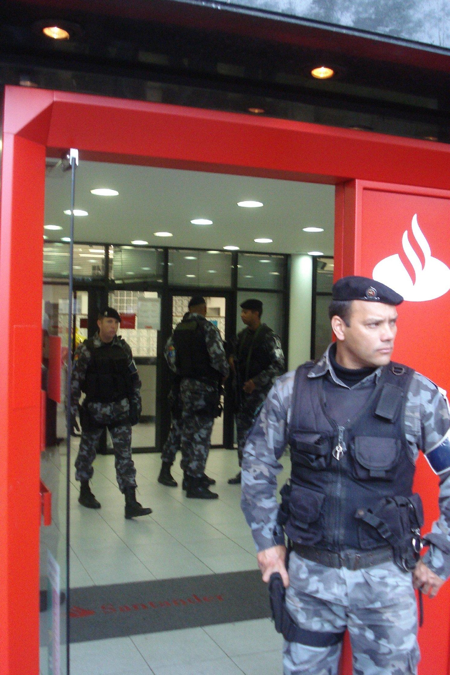 Policiais cercaram a ag&ecirc;ncia e isolaram a &aacute;rea