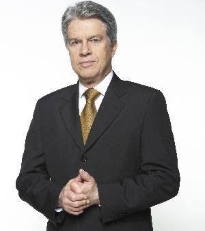 O jornalista Marcos Hummel comanda o programa