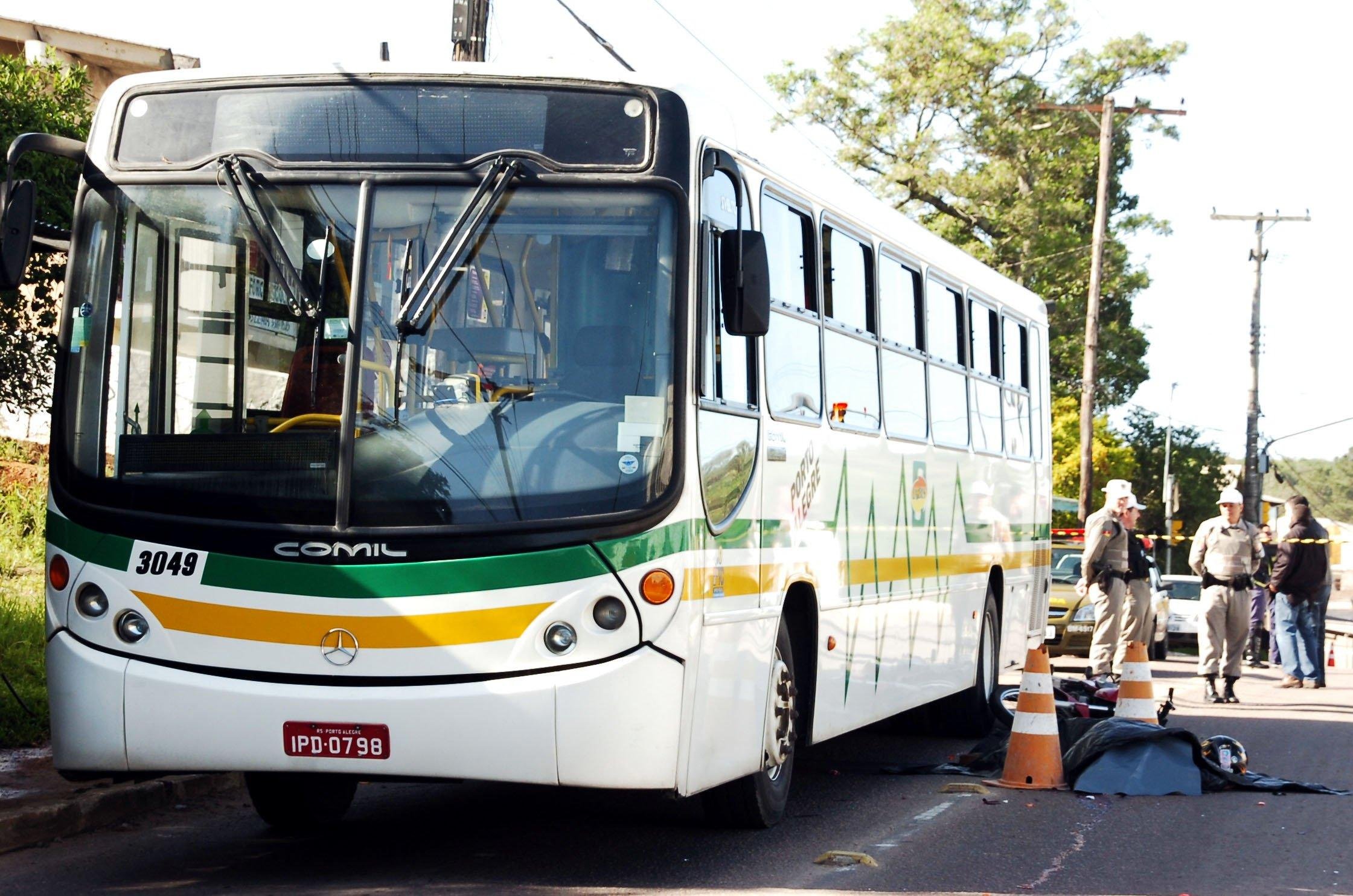 Motociclista colidiu com um &ocirc;nibus no bairro Lomba do Pinheiro