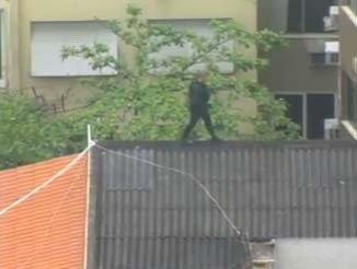 Policiais cercam pr&eacute;dio no Rio &agrave; procura de bandidos 