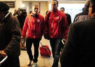 Taison (E) e Alecsandro enfrentar&atilde;o Universidad de Chile com casa cheia