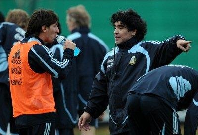 Maradona recebe apoio do presidente da AFA