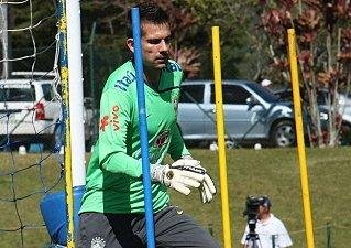 Gr&ecirc;mio tentar comprar mais 25% do passe do goleiro Victor