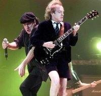 Banda precisou adiar shows por causa de um interven&ccedil;&atilde;o cir&uacute;rgica do vocalista  Brian Johnson