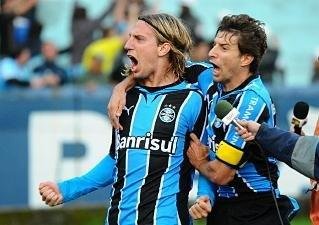 V&iacute;nculo de Maxi (e) e Tcheco Gr&ecirc;mio se encerra no final do ano