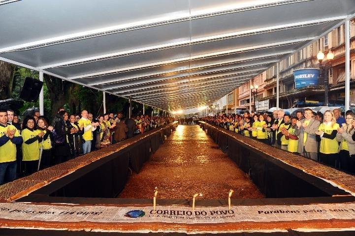 Bolo de 114 metros &eacute; servido para a popula&ccedil;&atilde;o que passa pela Pra&ccedil;a da Alf&acirc;ndega