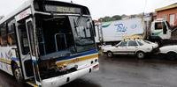 Ônibus e caminhão colidem na av. Cruzeiro do Sul