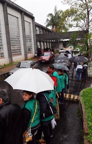 Moradores de Canoas e servidores municipais, al&eacute;m de vereadores e l&iacute;deres comunit&aacute;rios, deram hoje um abra&ccedil;o simb&oacute;lico no Hospital Nossa Senhora das Gra&ccedil;as 