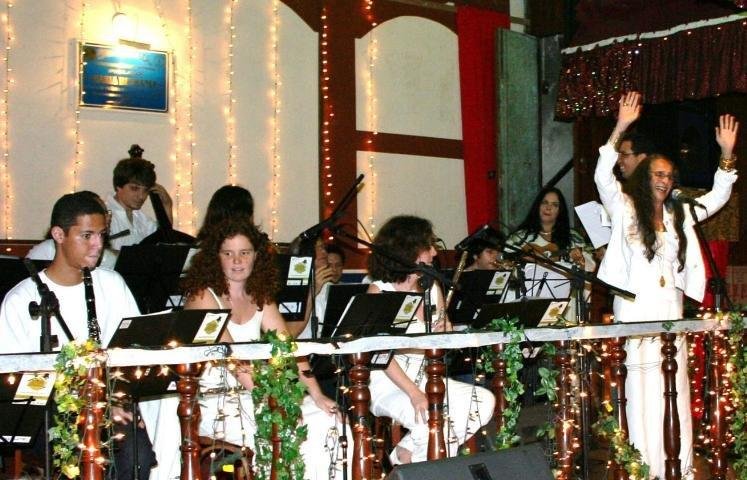 Beth&acirc;nia cantou ao lado da Orquestra Port&aacute;til de M&uacute;sica
