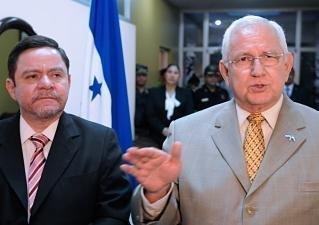 Micheletti (D) e Zelaya d&atilde;o sinais de sa&iacute;da negociada
