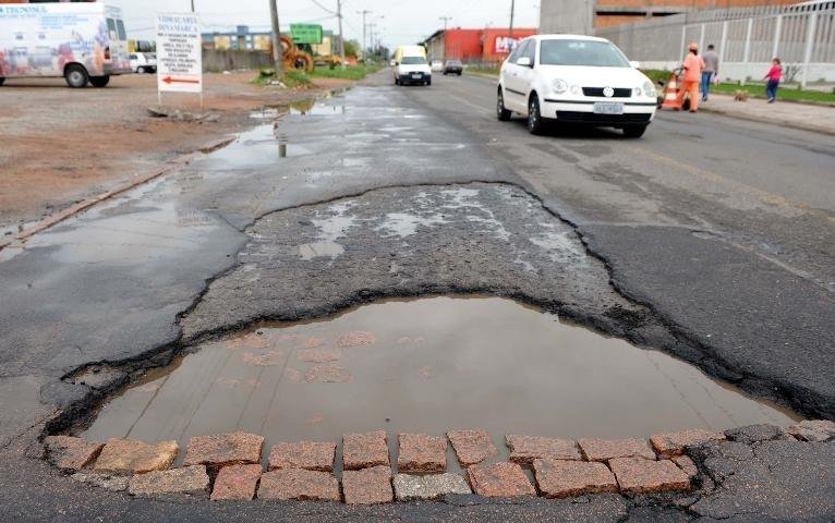 Tr&aacute;fego no Bairro Humait&aacute; sofre com buracos no asfalto