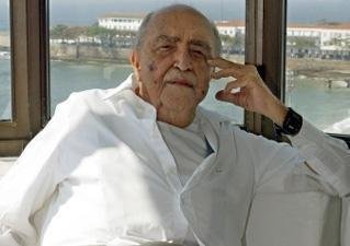 Niemeyer respira sem a ajuda de aparelhos, diz hospital
