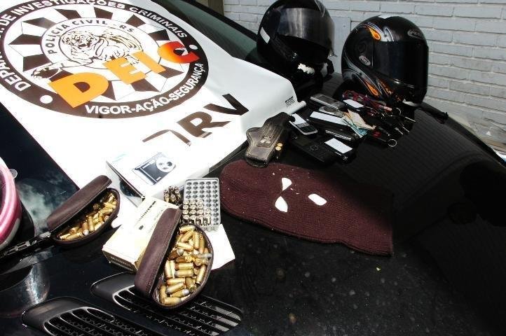 Suspeitos foram detidos com um Peugeot 207 roubado no bairro Azenha
