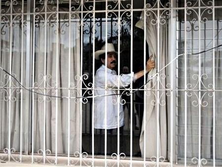 Zelaya tem rotina de prisioneiro na Embaixada do Brasil
