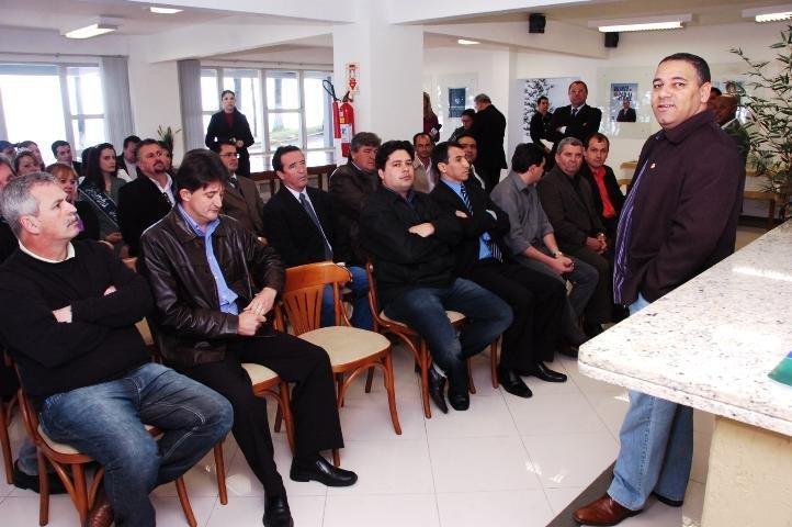 Prefeitos do Litoral Norte visitam sede da TV Record RS