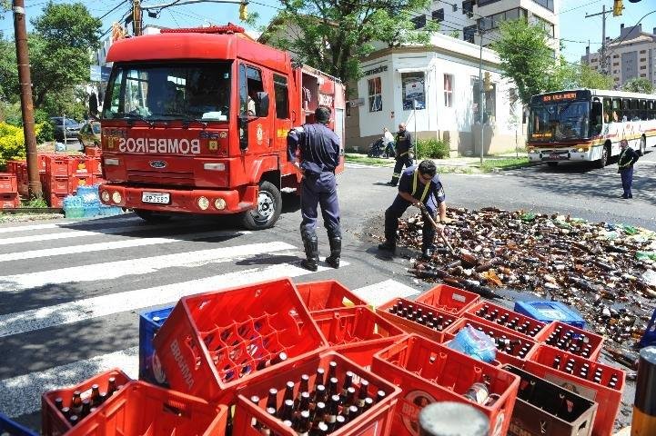 A carga de um caminh&atilde;o carregado com cervejas tombou na rua Eudoro Berlinck