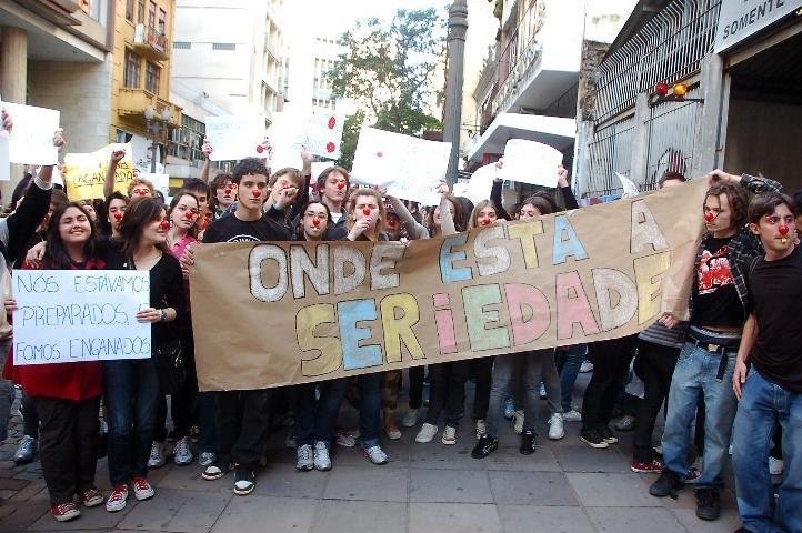 Estudantes protestam no Centro da Capital contra o Enem como crit&eacute;rio de avalia&ccedil;&atilde;o da UFRGS avalia&ccedil;&atilde;o