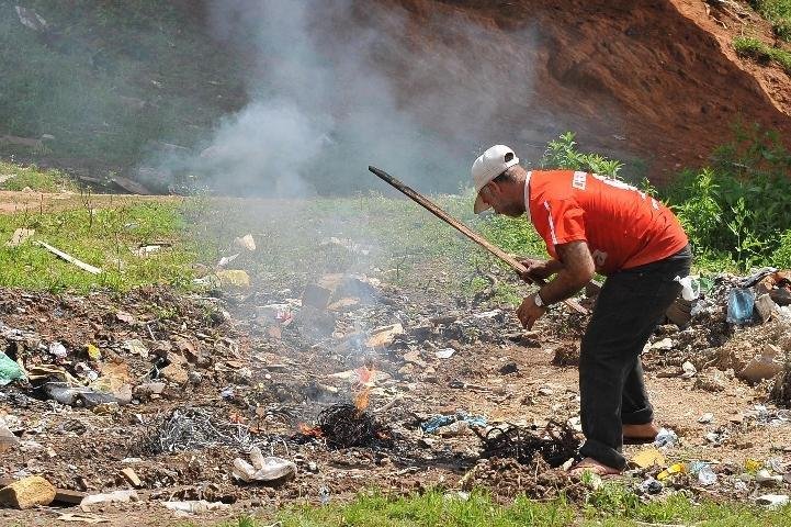 Correio do Povo flagra queima de fios de luz no bairro Humait&aacute;