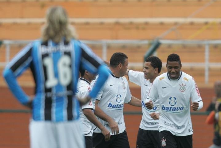 Gr&ecirc;mio perde para o Corinthians por 2 a 1