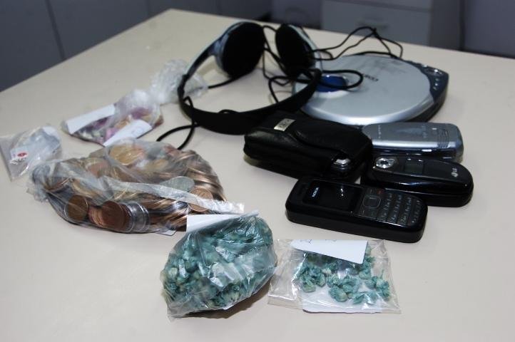 Pol&iacute;cia prende dupla com 208 pedras de crack na Capital