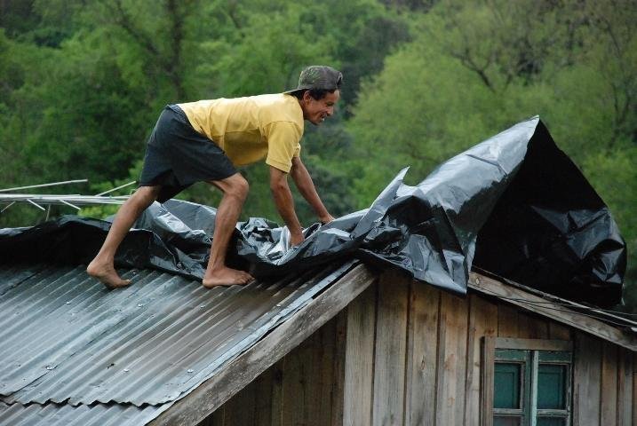 Santa Maria teve mais de 100 casas destelhadas pelos ventos